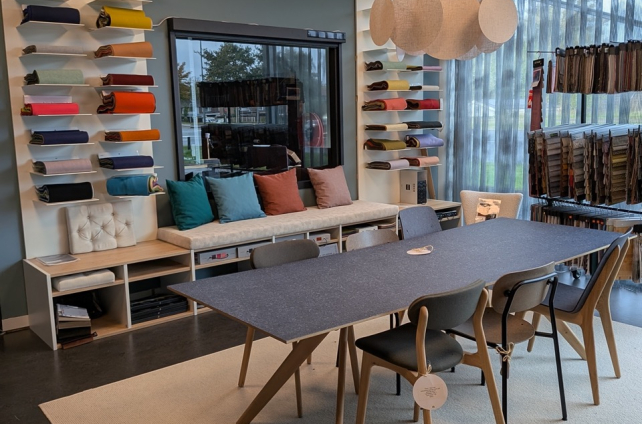 Showroom met Kvadrat stoffen en interieurinspiratie.