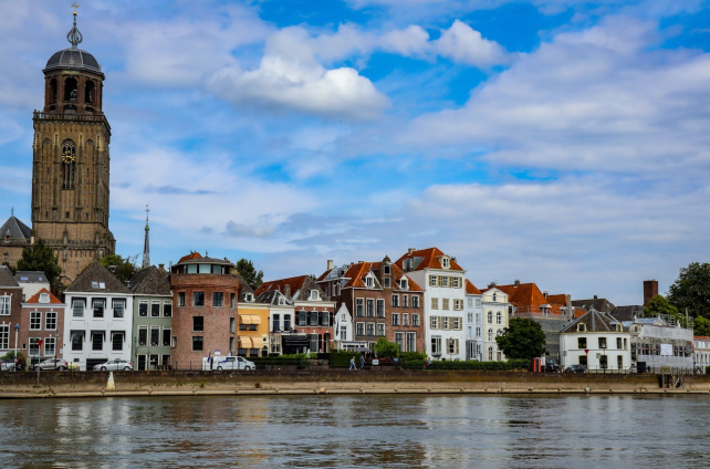 Rivier de IJssel met daarachter historische gebouwen en een kerktoren