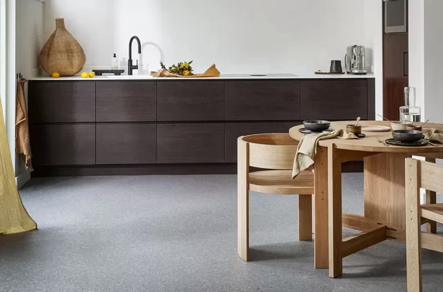 Lichte keuken met donkere onderkasten en Novilon vloer in grijze terrazzo-uitstraling.