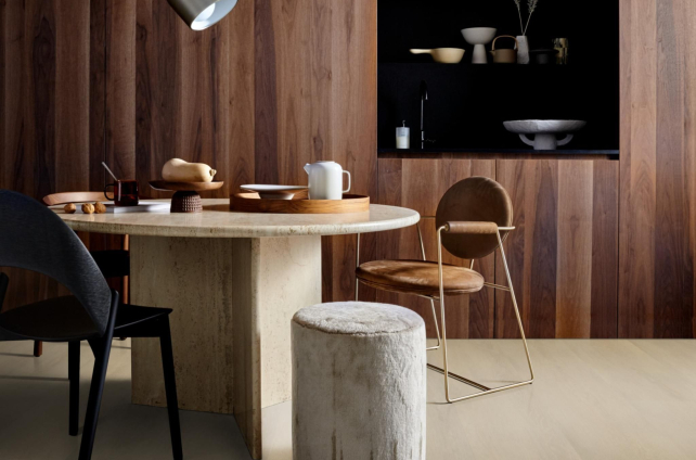 Licht eikenlook vloer in modern eetkamerinterieur met ronde tafel en houten wandpanelen