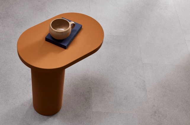 Bijzettafel op een pvc tegelvloer