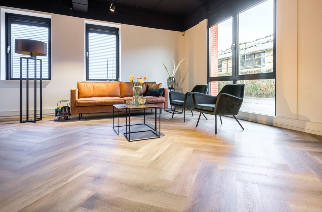 Belakos visgraatvloer in woonkamer