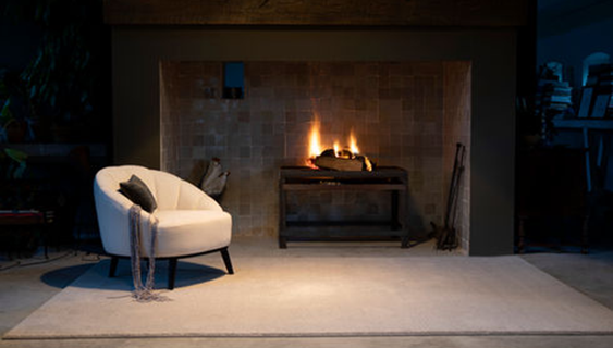 Stoel bij openhaard met een wollen kleed