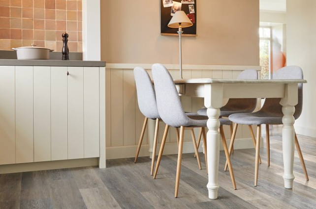 COREtec vloer in een gezellige knusse keuken.