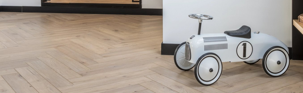 COREtec vloer in een open slaapkamer