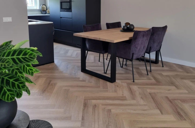 Visgraat vloer in de keuken van Cotap