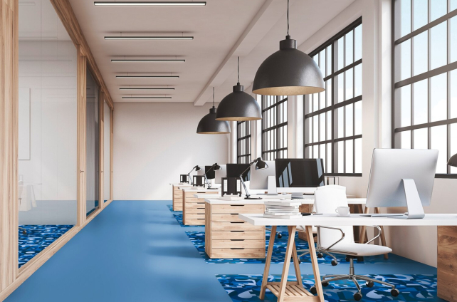 Open kantoorruimte met een blauwe vloer