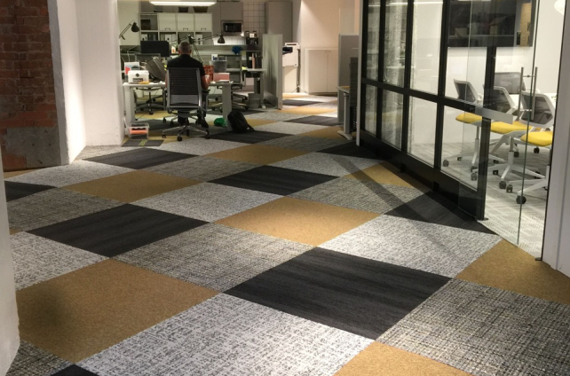 Man werkend in open werkruimte