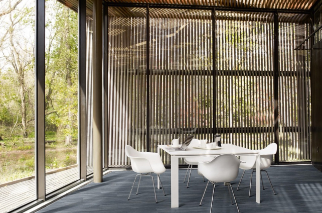 Moderne werkruimte met witte stoelen