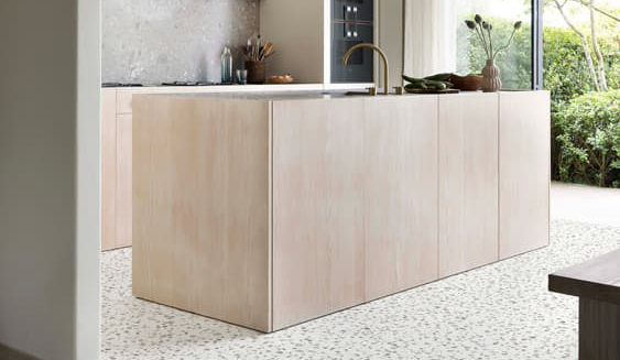 Moderne open keuken met terrazzo pvc vloer in combinatie met houtlook pvc in visgraatpatroon