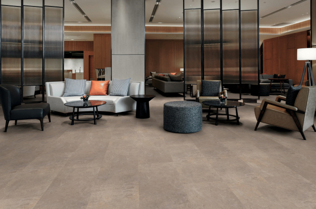 Industrieel restaurant met banken en fauteuils