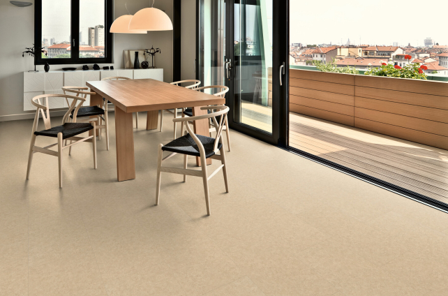 Moderne eettafel met open schuifpui bij het balkon