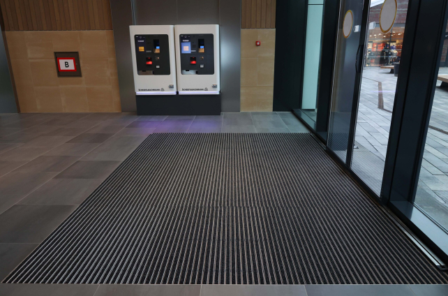 Storax mat bij de ingang van een parkeergarage