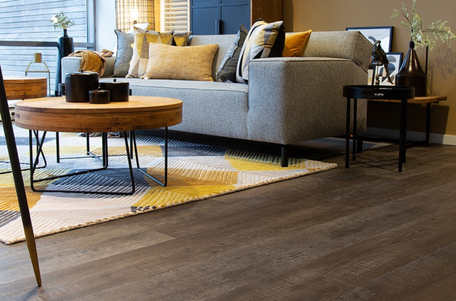 Gezellige woonkamer met een houten vloer