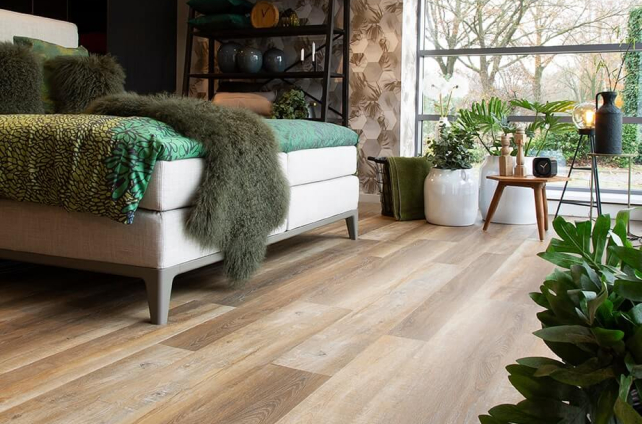 Slaapkamer met groene dekens