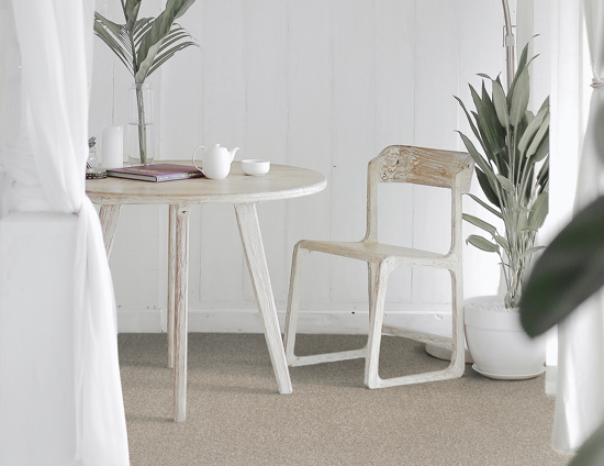 Witte houten stoel aan een tafel