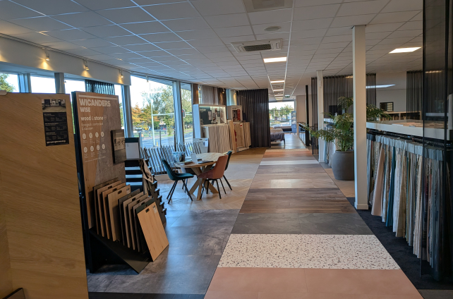 Showroom van DeventerVloeren, met verschillende vloeren in blokken