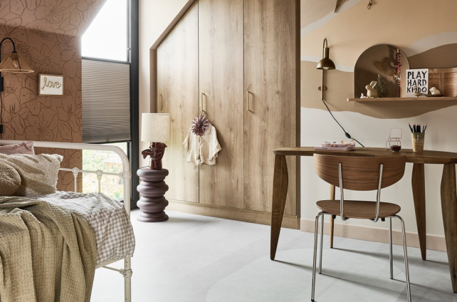 vinyl stroken in een slaapkamer met veel lichtinval