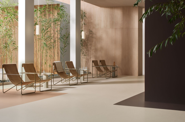 Elegante wachtruimte met lichte marmoleumvloer, designstoelen en natuurlijke houten accenten