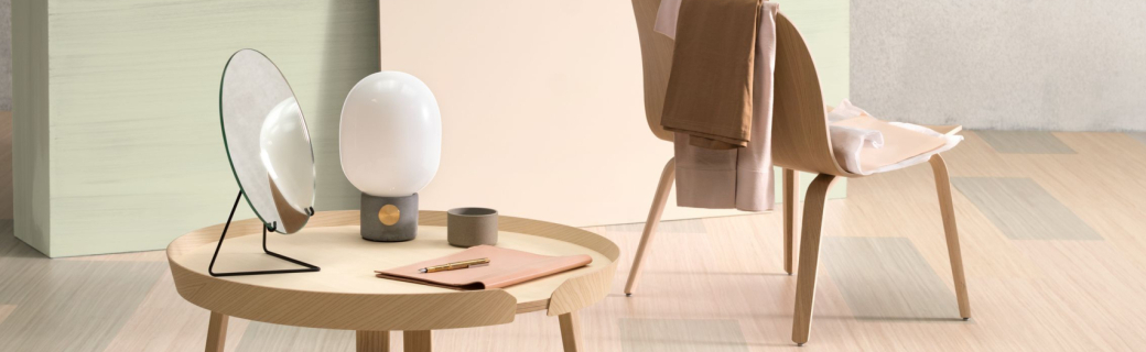 Minimalistisch interieur met Marmoleum Modular vloer in zachte beige- en groentinten en licht houten meubilair in rustige styling