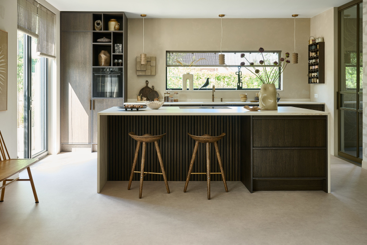 Moderne keuken met lichtbeige Novilon vloer, donkerhouten keukeneiland en natuurlijke accenten in een warme, stijlvolle setting