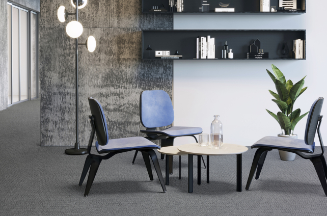 Stijlvolle wachtruimte met donkergrijs Interfloor projecttapijt, moderne stoelen en strakke wanddecoratie in zakelijke setting