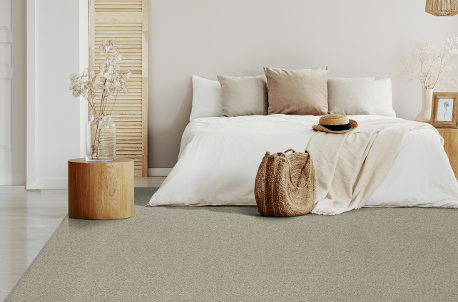 Slaapkamer met lichtgrijs wollen tapijt, wit beddengoed en natuurlijke accessoires in een rustige Scandinavische stijl