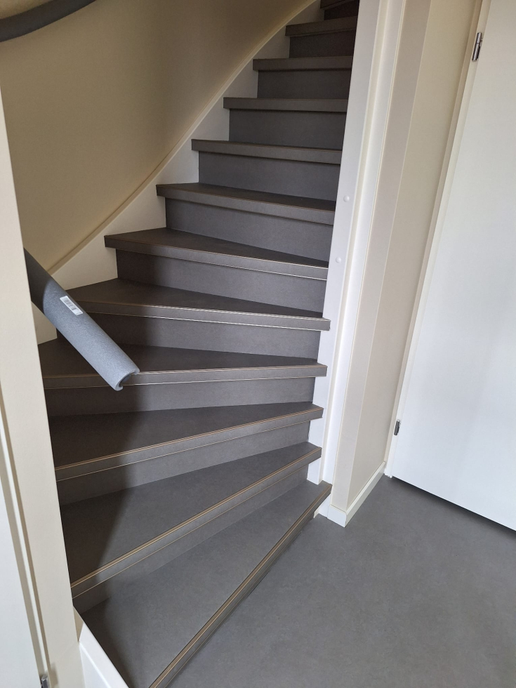 Trap met marmoleum afwerking