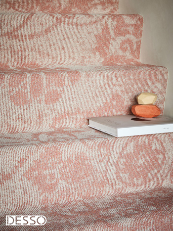 Roze tapijt op een trap