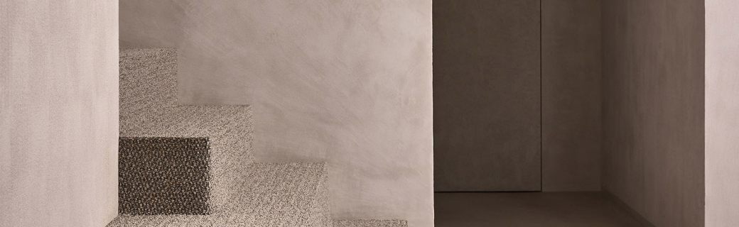 Trap met vloerbedekking