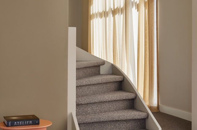 Trap bekleed met vloerbedekking