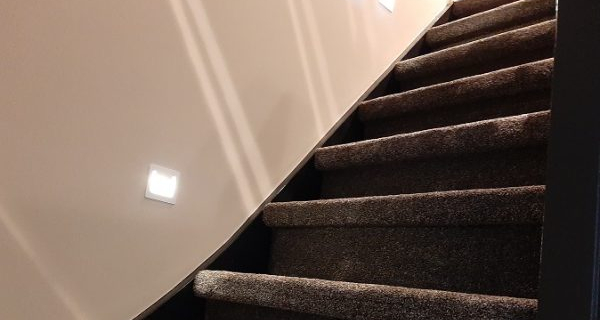 Verlichte trap met tapijt