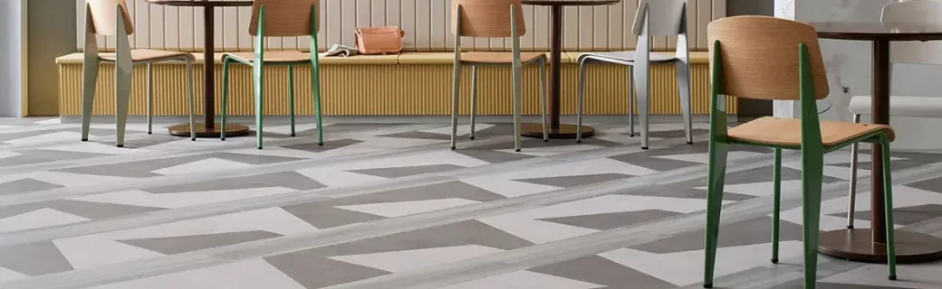 Vinyl vloer in een restaurant met gele stoelen.