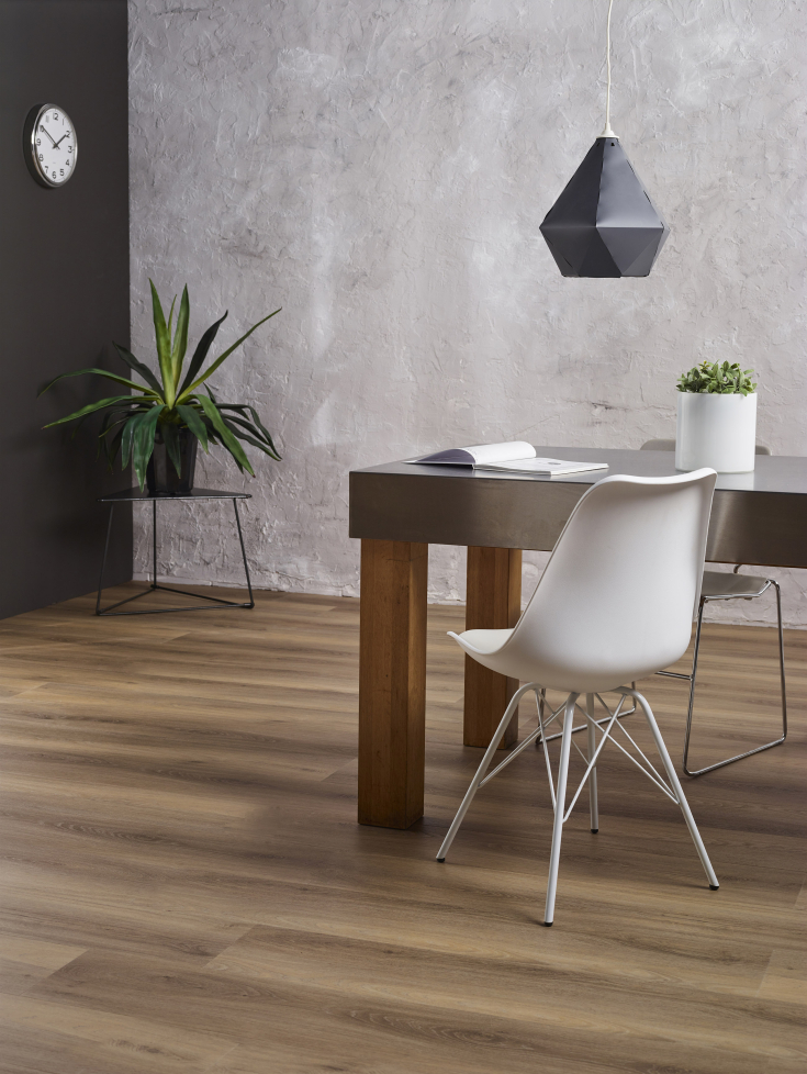 PVC vloer in natuurlijke houtlook bij moderne eettafelopstelling in een stijlvol interieur