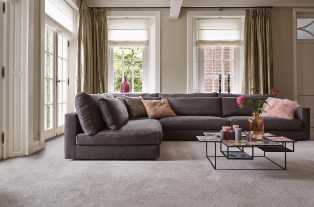 Grijze hoekbank in een lichte klassieke woonkamer met beige hoogpolig tapijt van Parade.