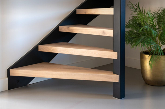 Moderne trap met een montinique vloer