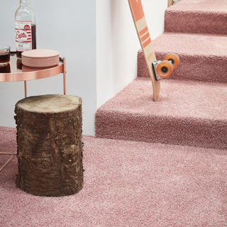 Zachtroze hoogpolig tapijt van Parade op vloer en trap in een creatieve en speelse kamer.