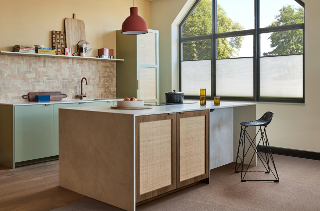 Bruin tapijt van Parade als vloerkleed onder modern keukeneiland met houten accenten.