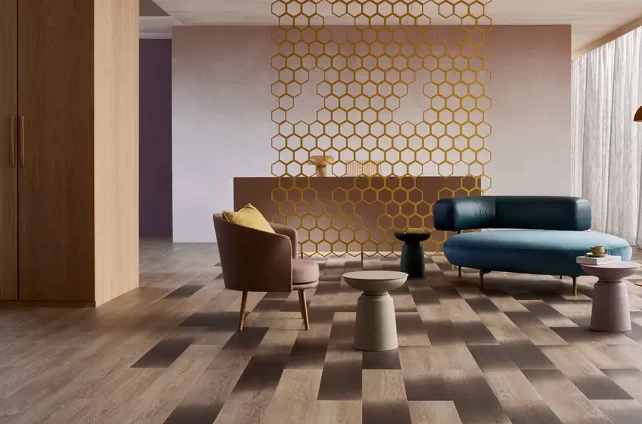 Open ruimte gezellig ingericht met meubels en vinyl tegels