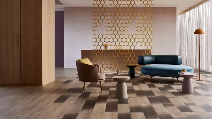 Open ruimte gezellig ingericht met meubels en vinyl tegels