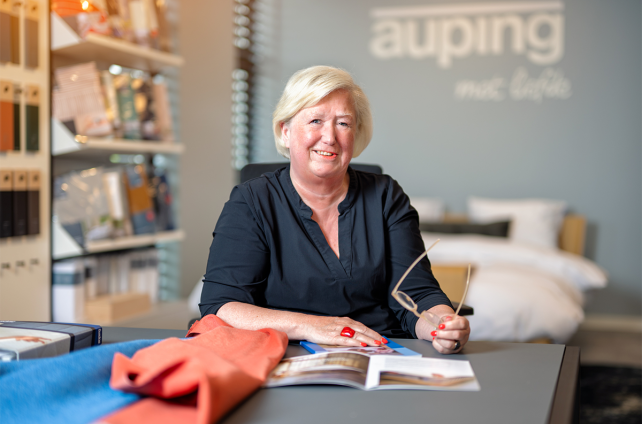 Vriendelijke medewerkster geeft interieuradvies in de showroom