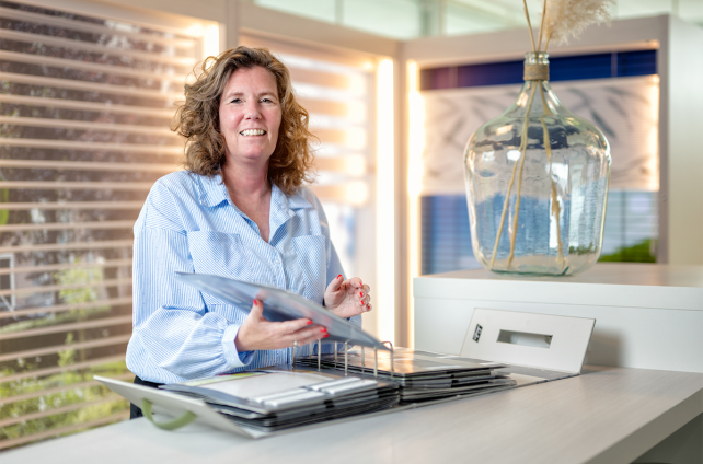 Vriendelijke medewerkster geeft interieuradvies in de showroom