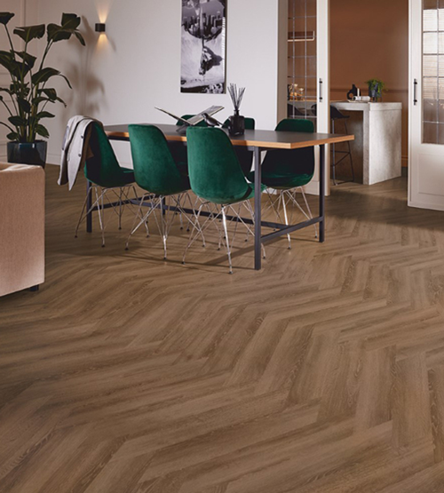 Een woonkamer met eettafel en een PVC visgraatvloer